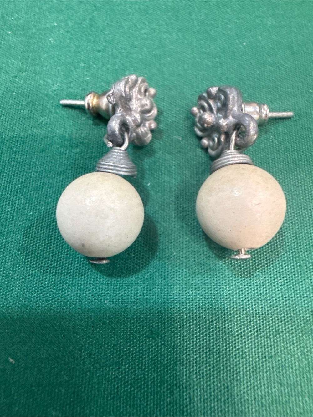 VTG SilverTone Drop Earrings W/Cream Ball Dangles &decorative Filigree Posts 72D